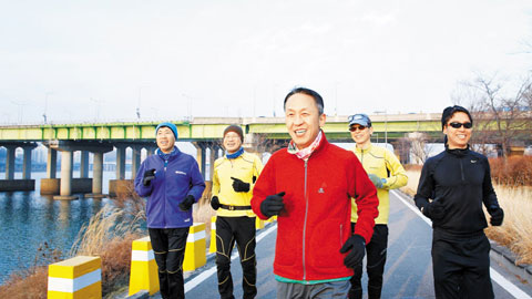 ‘소아암 환우 돕기 마라톤대회’를 개최하는 ‘달리는 의사들’ 이동윤(가운데) 회장에게 달리기는 개인 건강만을 위한 운동이 아니라, 소아암 환자들에게 희망을 나눠주는 사랑의 수단이다. 맹추위 속에 서울 한강시민공원을 달리고 있는 이동윤 회장.