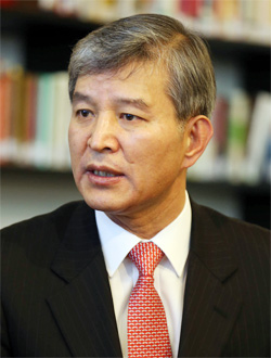 
	정해문 한·아세안센터 사무총장은 “동아시아 통합도 아세안(ASEAN) 중심으로 이뤄질 것”이라고 말했다

